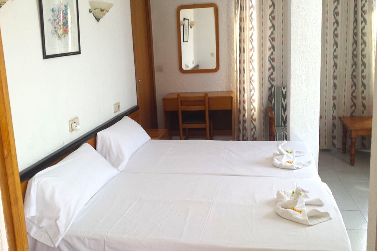 Hostal Port Corona Кала-Ратхада Екстер'єр фото