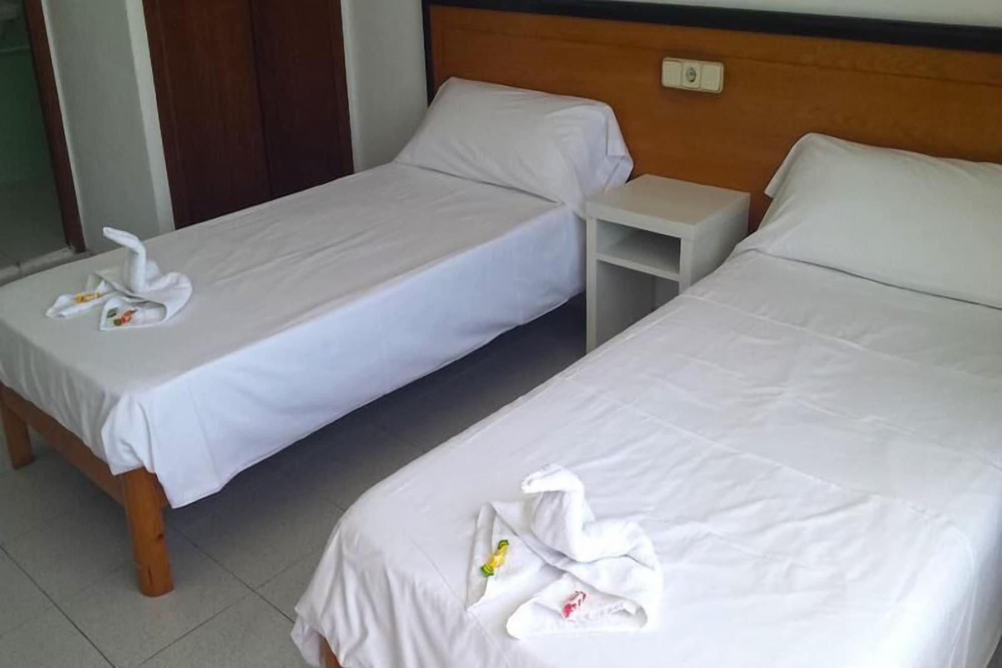 Hostal Port Corona Кала-Ратхада Екстер'єр фото
