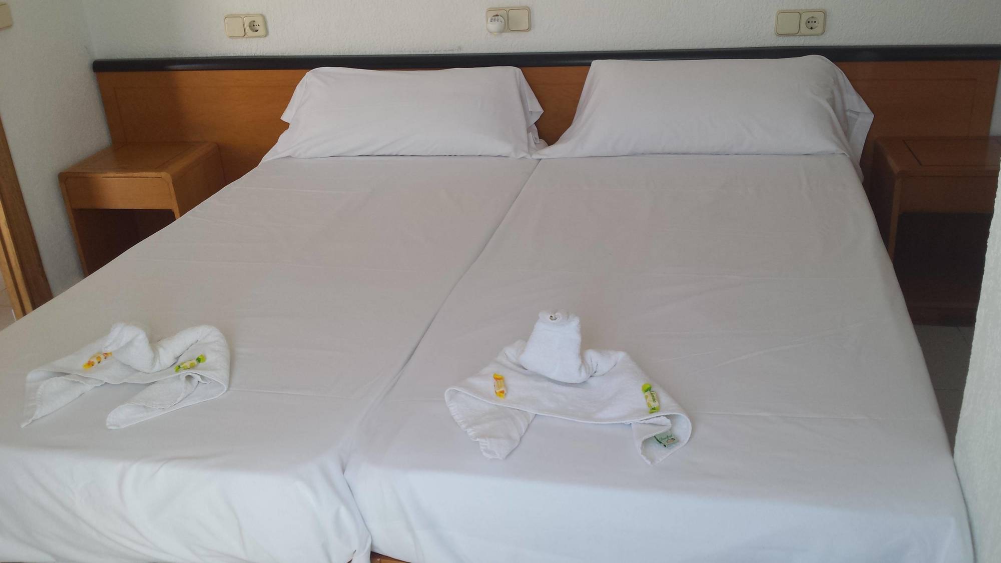 Hostal Port Corona Кала-Ратхада Екстер'єр фото