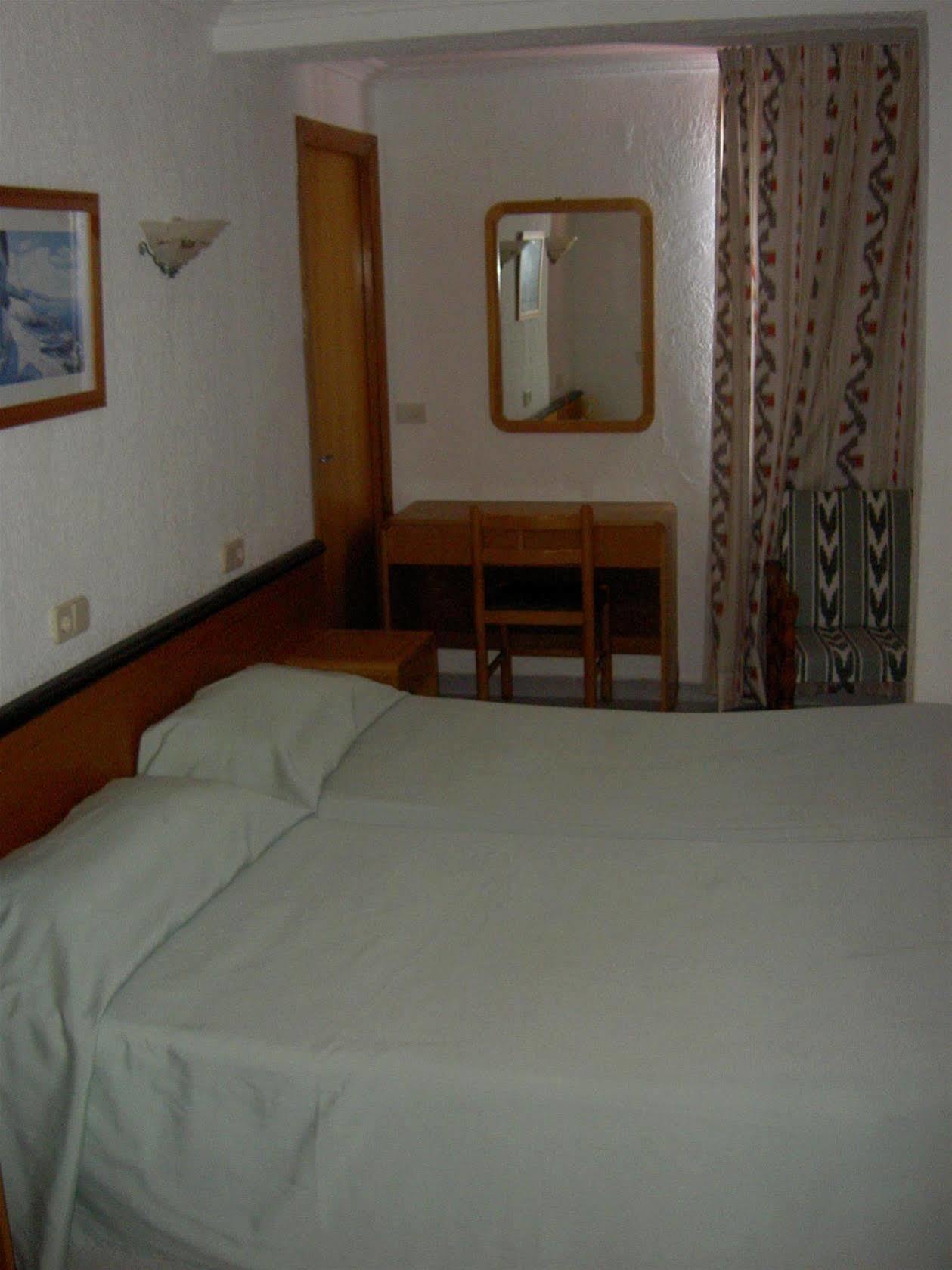 Hostal Port Corona Кала-Ратхада Екстер'єр фото
