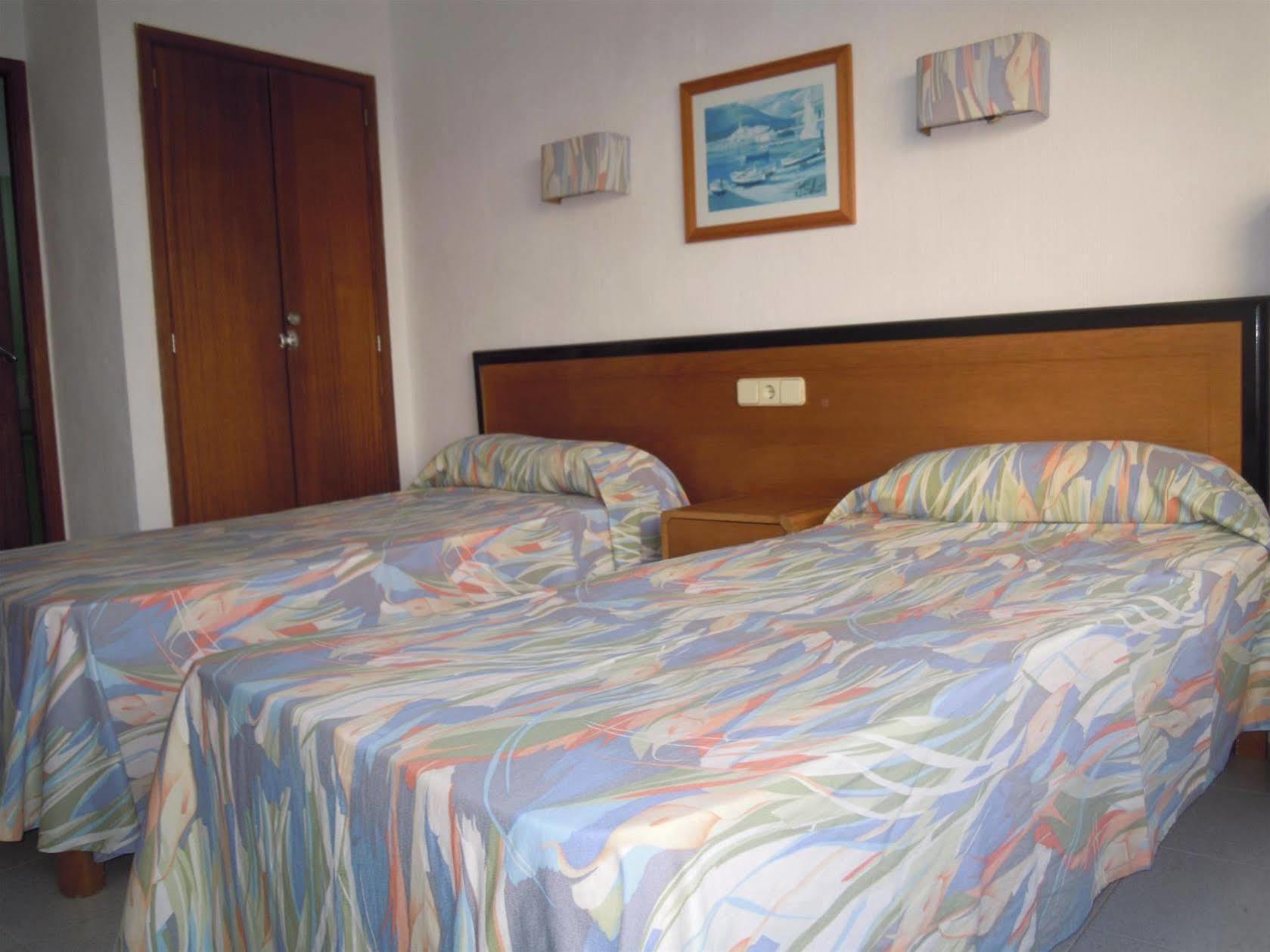 Hostal Port Corona Кала-Ратхада Екстер'єр фото
